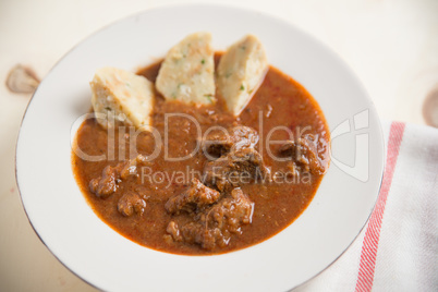 Gulasch mit Nockerl