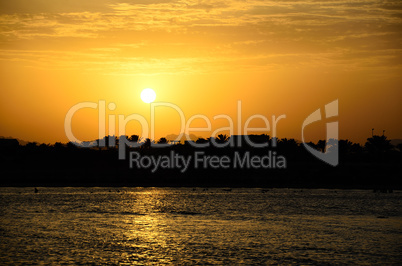 sonnenuntergang am meer mit palmen