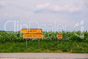 Schilder vor einem Maisfeld
