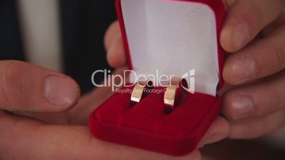 Groom closing box with wedding rings