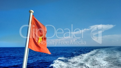 Flagge von Vietnam an einem Boot auf dem Meer