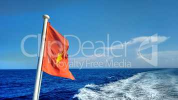 Flagge von Vietnam an einem Boot auf dem Meer