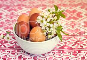 Easter eggs on the table in a ceramic vase.