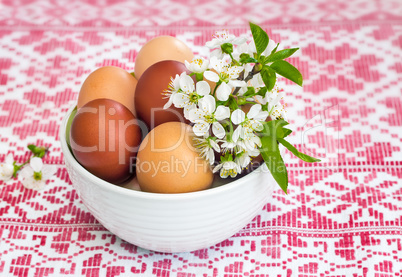 Easter eggs on the table in a ceramic vase.