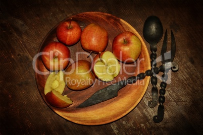 Äpfel auf Holzteller mit Eisen - Besteck