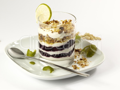 Mascarpone Sahne Limettencreme mit Blaubeeren