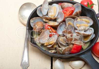 fresh clams on an iron skillet