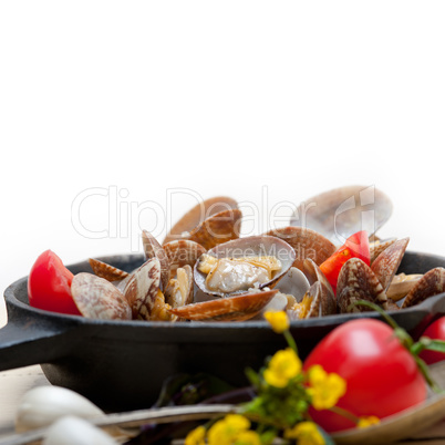 fresh clams on an iron skillet