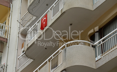 Türkische Flagge an einem Balkon
