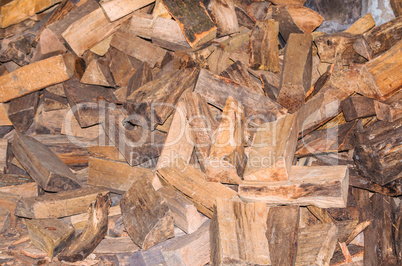Großer Haufen  gehacktes  Brennholz