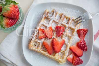 Belgische Waffeln mit frischen Erdbeeren