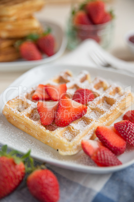 Belgische Waffeln mit frischen Erdbeeren