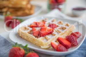 Belgische Waffeln mit frischen Erdbeeren