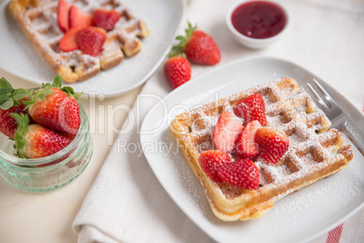 Belgische Waffeln mit frischen Erdbeeren