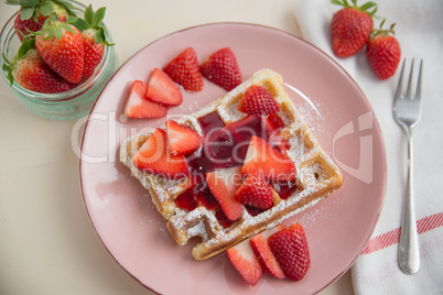 Belgische Waffeln mit frischen Erdbeeren