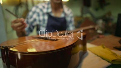 4-Man Lute Maker Artisan Tuning Guitar With A Diapason