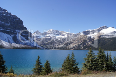 Bergsee vor Rocky Mountains