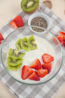 Joghurt mit Müsli und Früchten