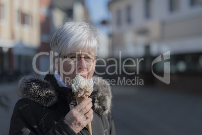 Seniorin mit Waffeleis