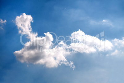 Blaue Schattierungen - Wolkenhimmel aus weißen Wolken und strahlendem Blau.