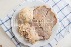 Schweinebraten mit Knödel und Sauerkraut