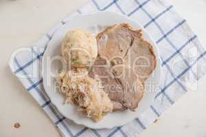 Schweinebraten mit Knödel und Sauerkraut