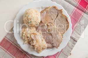 Schweinebraten mit Knödel und Sauerkraut