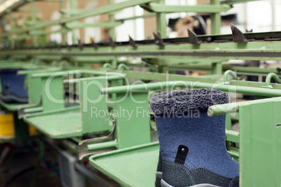 Manufacture of demi-season boots on rubber soles
