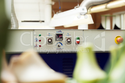 Machine control panel with temperature indicator