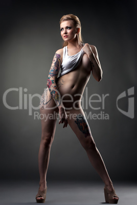 Beddable tattooed girl posing at camera