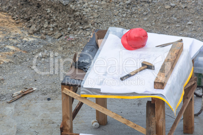 Architektenplanauf einem einfachen Holztisch