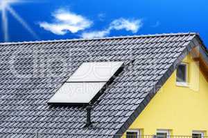 Sonnenkollektoren auf dem Dach