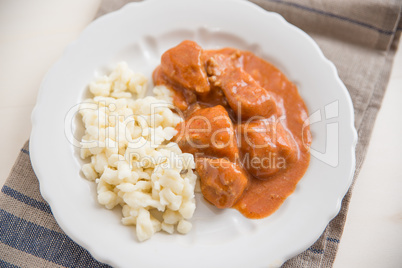 Gulasch mit Nockerl