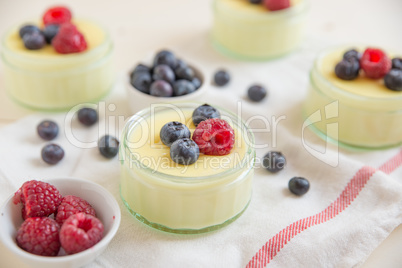 Vanillepudding mit Beeren