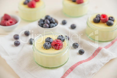 Vanillepudding mit Beeren