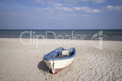 Ruderboot am Strand der Ostsee in Haffkrug, Deutschland