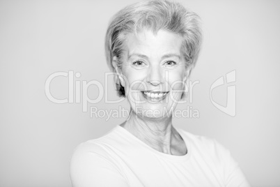 Studioporträt einer Seniorin