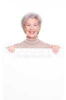 Ältere Frau mit Werbeschild