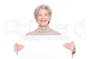 Ältere Frau mit Werbeschild