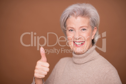 Studioporträt einer älteren Frau