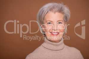Studioporträt einer älteren Frau