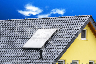 Sonnenkollektoren auf dem Dach