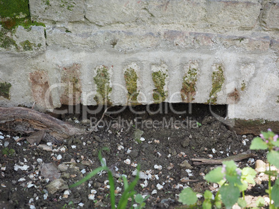 Arch in a wall for irrigation