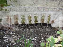 Arch in a wall for irrigation