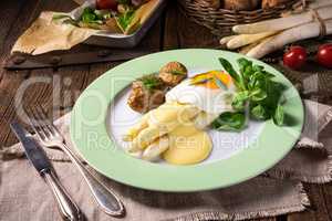 asparagus with fried egg