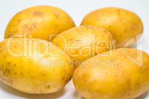 Kartoffeln freigestellt auf weißem Hintergrund