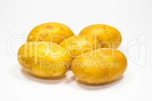 Kartoffeln freigestellt auf weißem Hintergrund