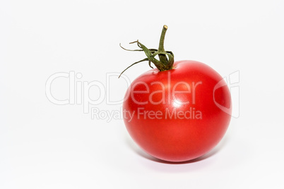 Rote Tomate freigestellt auf weißem Hintergrund