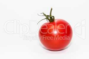 Rote Tomate freigestellt auf weißem Hintergrund