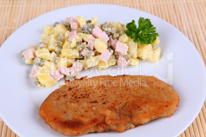 Schnitzel und Kartoffelsalat